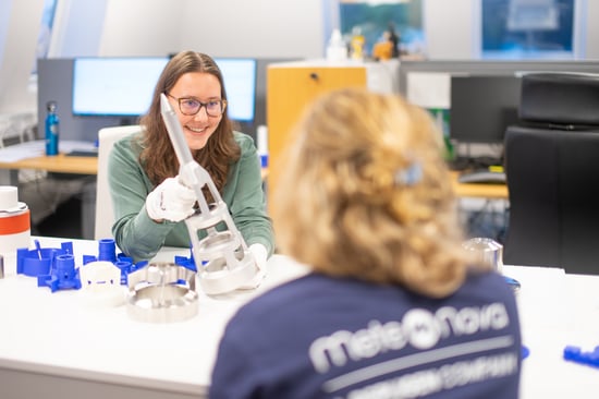 Metenova colleagues in laboratory